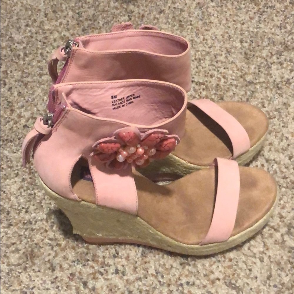 Pink straw wedges with flower detail